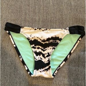 D09.16. Black, brown and white bikini bottoms Sz M